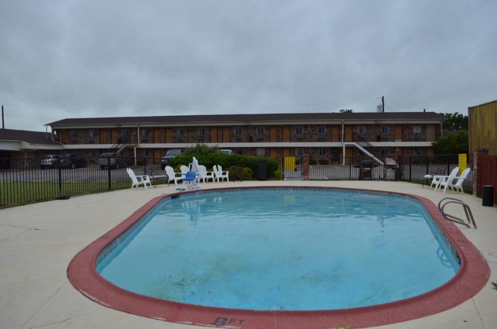 Americas Best Value Inn Crosstimbers Стивънвил Екстериор снимка
