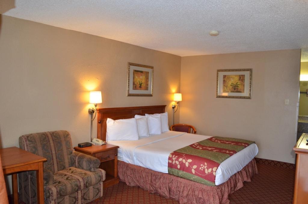 Americas Best Value Inn Crosstimbers Стивънвил Екстериор снимка